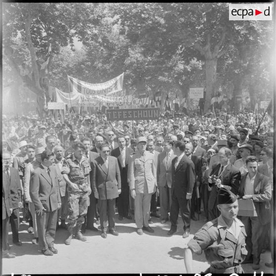 Jacques Soustelle, les généraux Allard et Massu, monsieur Delbecque sont suivis par une foule immense dans les rues de Boufarik.