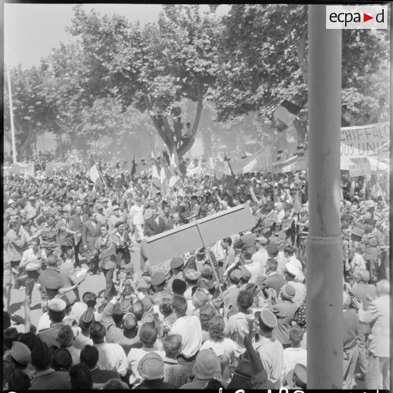 Jacques Soustelle, les généraux Allard et Massu, monsieur Delbecque sont suivis par une foule immense dans les rues de Boufarik.