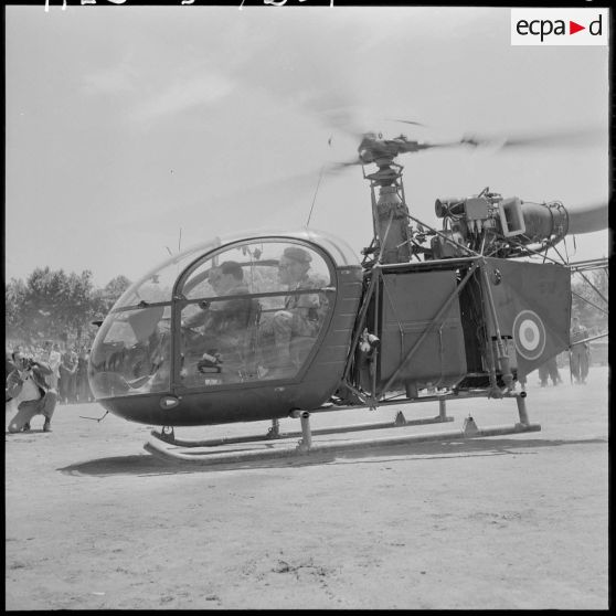 Jacques Soustelle, le général Allard et le général Massu arrivent à Boufarik en hélicoptère alouette.