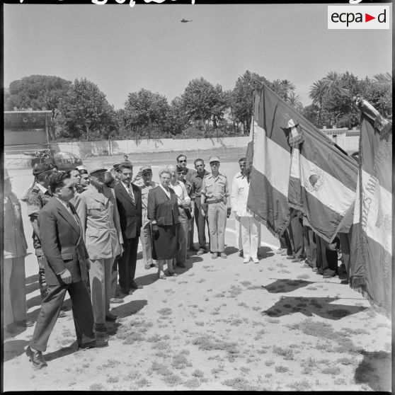 Jacques Soustelle devant les drapeaux des anciens combattants de Boufarik.