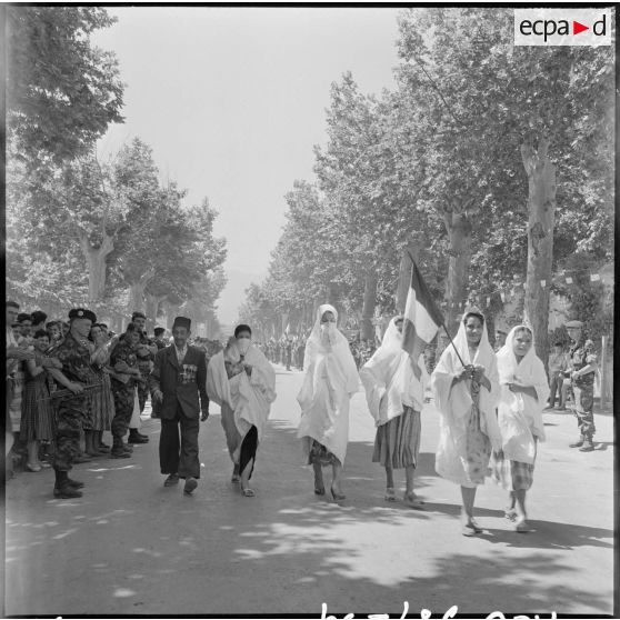 Jeunes femmes dans les rues de Boufarik, drapeau tricolore en main.