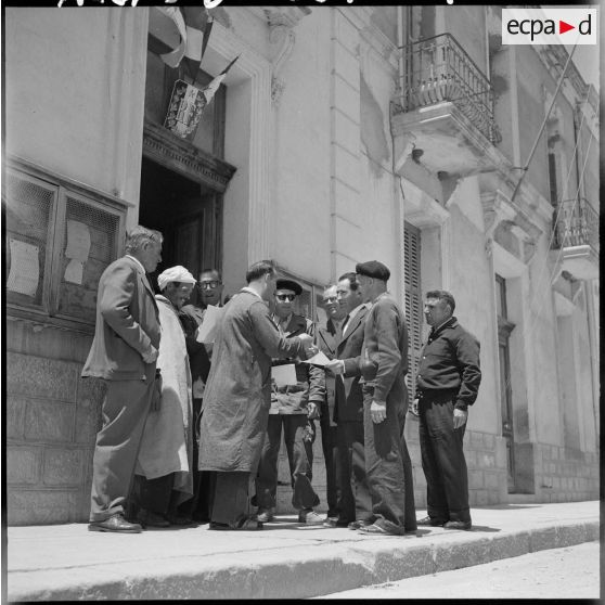 Membres du comité de salut public de Oued Zenati après sa formation.