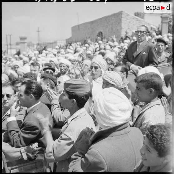 La foule de Oued Zenati, applaudissant, après avoir touché la pioche.