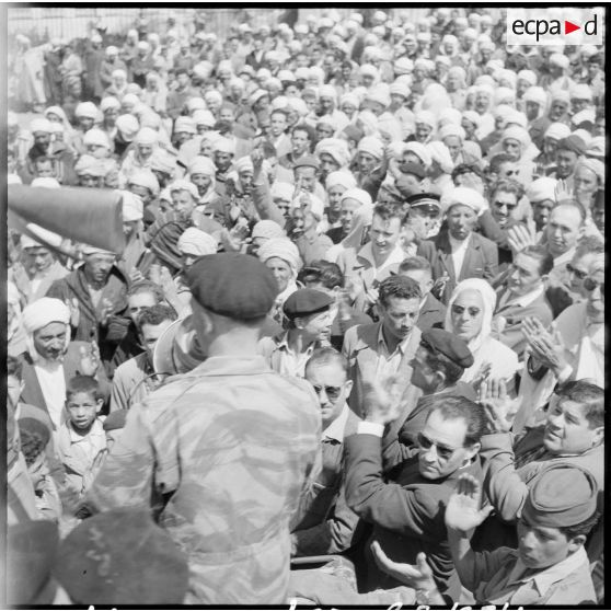 La foule de Oued Zenati, applaudissant, après avoir touché la pioche.