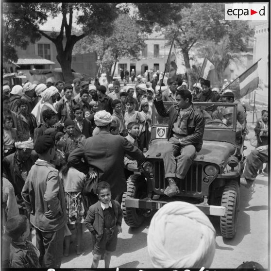 La jeep pavoisée avec la retransmission du discours des autorités militaires, à Oued Zenati.