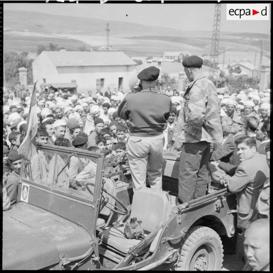 La jeep pavoisée avec la retransmission du discours des autorités militaires, à Oued Zenati.