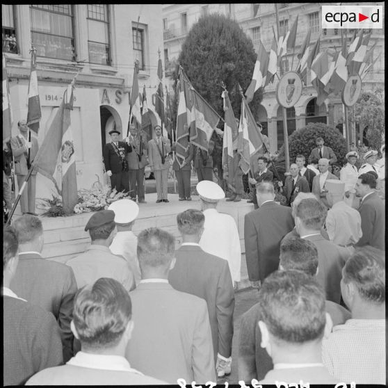 Recueillement des autorités devant la stèle aux marins à Alger.