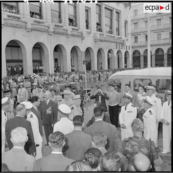 Le général Salan serre la main d'une personnalité lors de la cérémonie à la stèle aux marins à Alger.