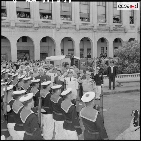 Les autorités saluent les élèves de l'école de fusiliers-marins lors de la cérémonie à la stèle aux marins à Alger.