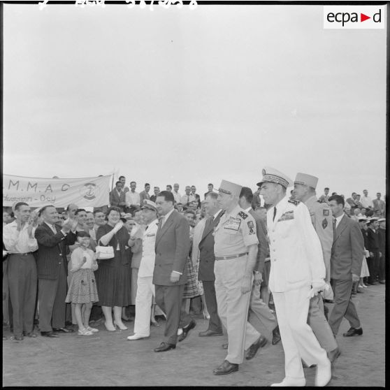 Les autorités passent devant la foule lors de la cérémonie à la stèle aux marins à Alger.