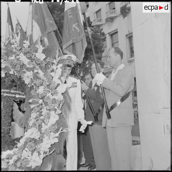 L'amiral Philippe Auboyneau dépose une gerbe de fleur à la stèle aux marins à Alger.