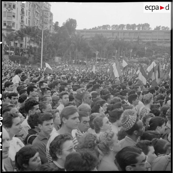 La foule massée au forum d'Alger pour écouter l'allocution du général Raoul Salan.