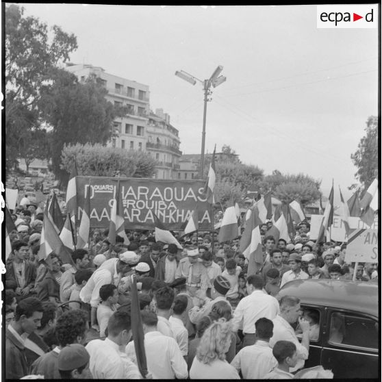 La foule massée au forum d'Alger pour écouter l'allocution du général Raoul Salan.