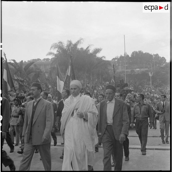 Arrivée des anciens combattants de Rouiba avec leur croix de Lorraine, au forum d'Alger.