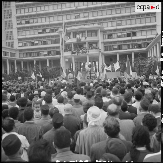 La foule massée au forum d'Alger pour écouter l'allocution du général Raoul Salan.