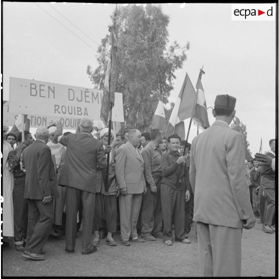 La foule massée au forum d'Alger pour écouter l'allocution du général Raoul Salan.