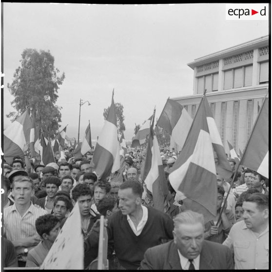 La foule massée au forum d'Alger pour écouter l'allocution du général Raoul Salan.