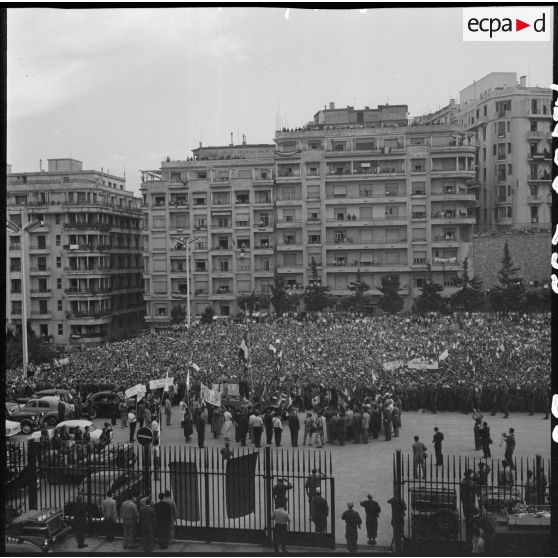 La foule massée au forum d'Alger pour écouter l'allocution du général Raoul Salan.