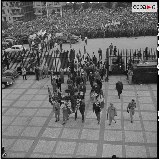 Arrivée des anciens combattants de Rouiba avec leur croix de Lorraine au gouvernement général de l'Algérie (G.G).