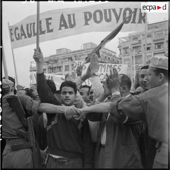 La foule massée au forum d'Alger pour écouter l'allocution du général Raoul Salan.