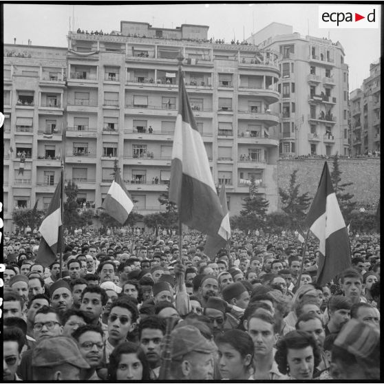 La foule massée au forum d'Alger pour écouter l'allocution du général Raoul Salan.