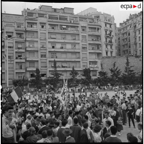 La foule massée au forum d'Alger pour écouter l'allocution du général Raoul Salan.