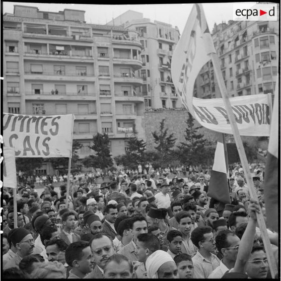 La foule massée au forum d'Alger pour écouter l'allocution du général Raoul Salan.