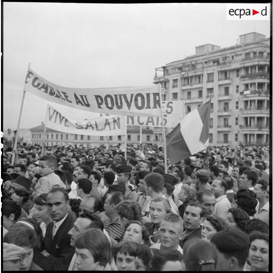 La foule massée au forum d'Alger pour écouter l'allocution du général Raoul Salan.