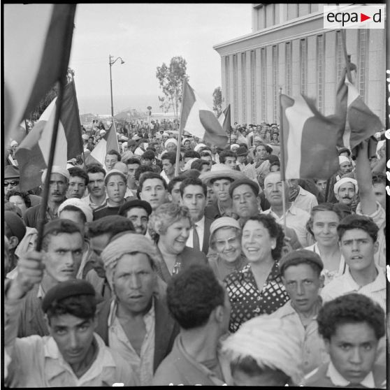 La foule massée au forum d'Alger pour écouter l'allocution du général Raoul Salan.