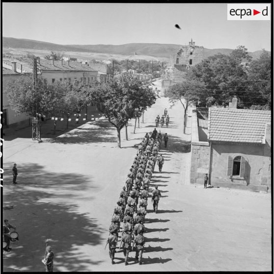 Défilé des soldats du 8ème régiment de parachutistes coloniaux (RPC) à Tebessa.