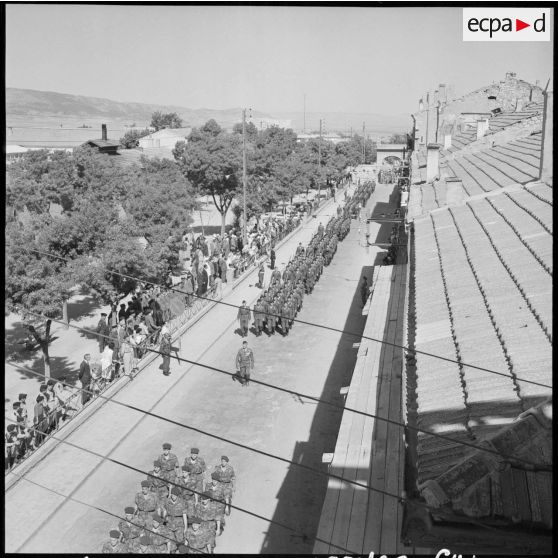 Défilé des soldats à Tebessa.