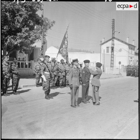 Le général Sauvagnac remet une décoration à un soldat du 8ème régiment de parachutistes coloniaux (RPC), à Tebessa.