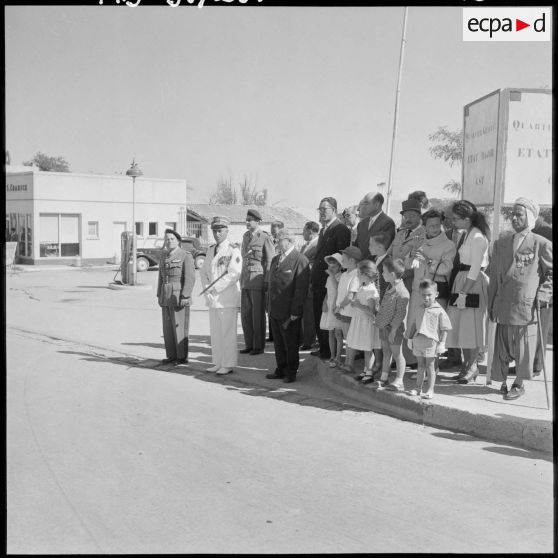 Le général Sauvagnac et les autorités pendant la cérémonie à Tebessa.