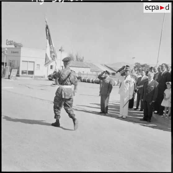 Salut du général Sauvagnac et des autorités aux soldats qui défilent, à Tebessa.