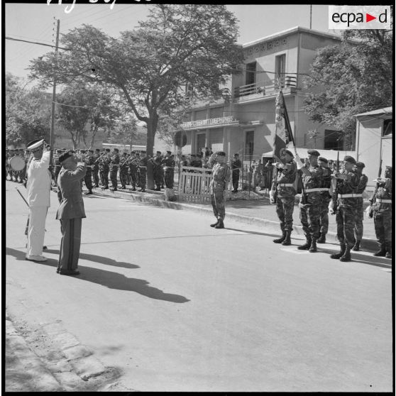 Le général Sauvagnac et les autorités militaires saluent les troupes du 8ème régiment de parachutistes coloniaux (RPC) à Tebessa.