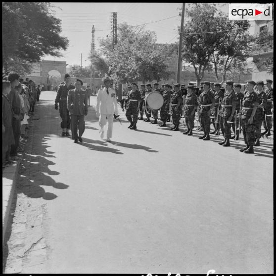 Le général Sauvagnac et les autorités passent les troupes en revue à Tebessa.