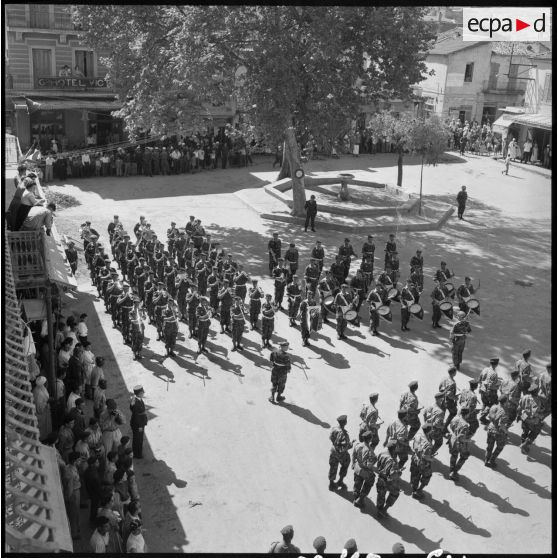 Défilé des soldats à Tebessa.