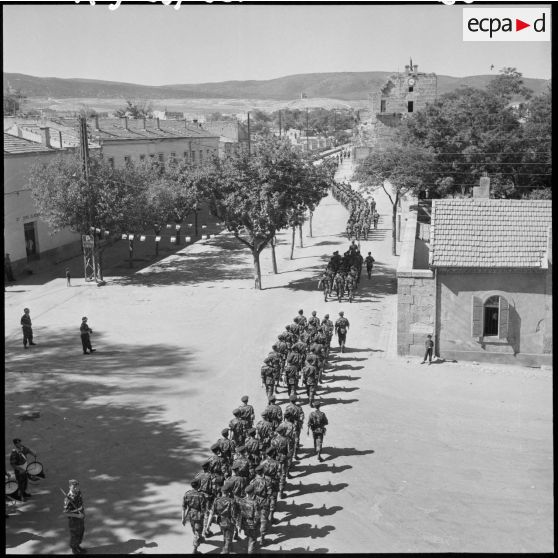 Défilé des soldats à Tebessa.