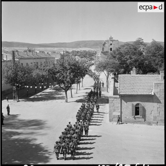 Défilé des soldats à Tebessa.