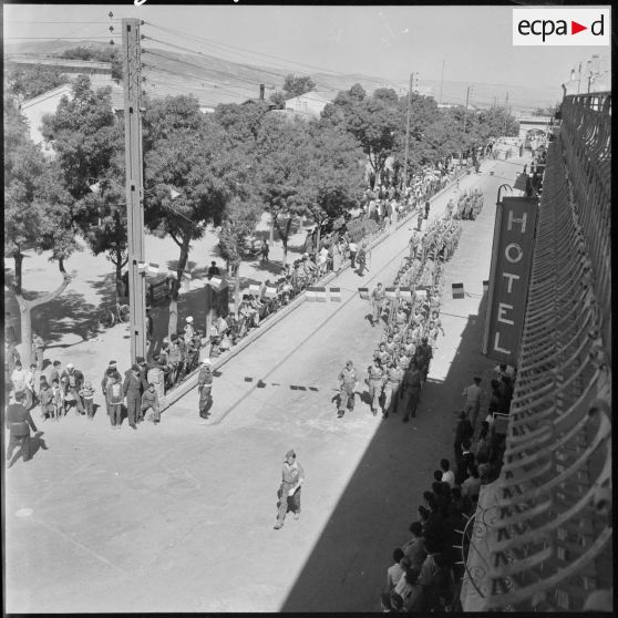 Défilé des soldats à Tebessa.