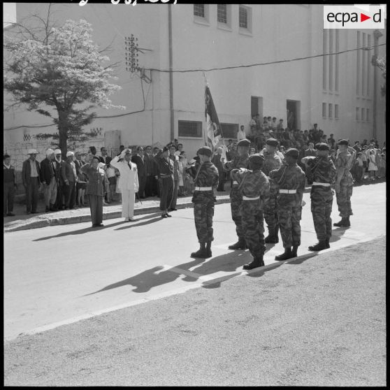 Le général Sauvagnac et les autorités militaires saluent les troupes du 8ème régiment de parachutistes coloniaux (RPC) à Tebessa.