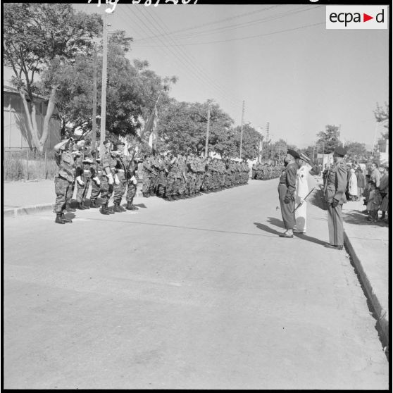 Le général Sauvagnac et les autorités militaires saluent les troupes du 8ème régiment de parachutistes coloniaux (RPC) à Tebessa.