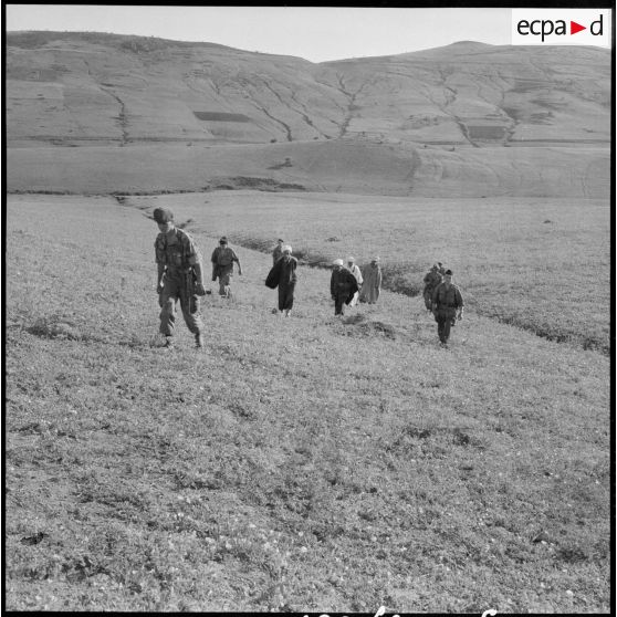 Soldats et civils à Tebessa.