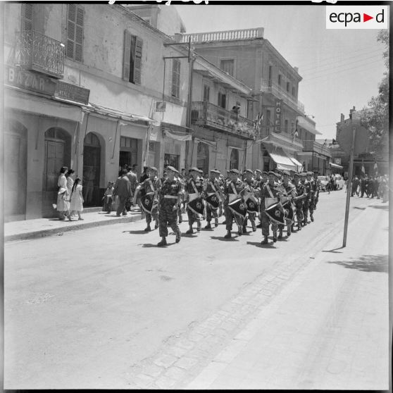 Défilé de la musique du 18ème régiment de chasseurs parachutistes (RCP) à Tebessa.