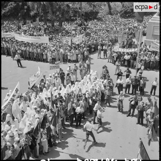 De nombreuses femmes sont parmi la foule devant la mairie de Mostaganem pour voir les généraux, Jacques Soustelle et Chérif Sid Cara.