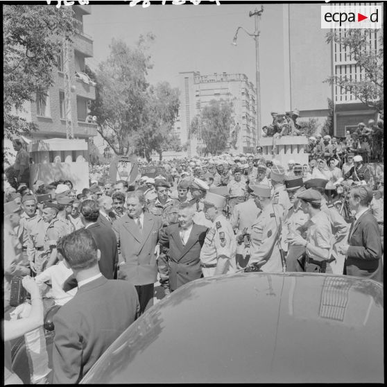 Le général Salan parmi la foule à Mostaganem