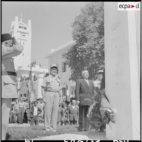 Le général Salan devant le monument du maréchal Franchet d'Esperay, à Mostaganem.