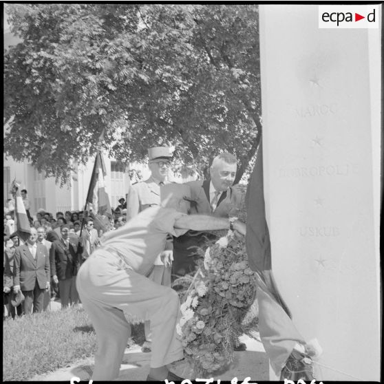 Le général Salan dépose une gerbe de fleurs au monument du maréchal Franchet d'Esperay, à Mostaganem.