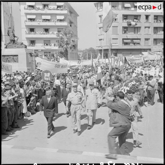 Le général Salan et Jacques Soustelle sur la place de la mairie de Mostaganem.