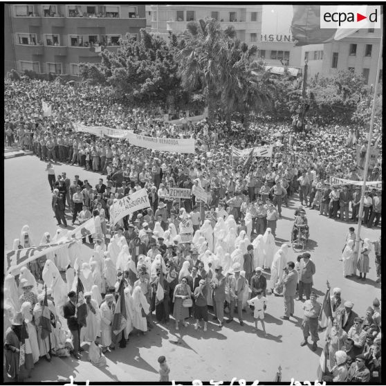 La foule massée sur la place de la mairie de Mostaganem pour voir les généraux, Jacques Soustelle et Chérif Sid Cara.